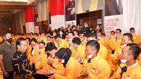 Momen Presiden Jokowi saat menyalami dan melepas PM skema government to government (G to G) ke Korea Selatan di Hotel El Royale Jakarta, Senin (17/10/2022). (Dok. Biro Pers Sekretariat Presiden)