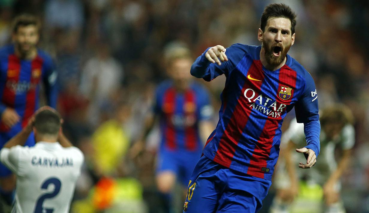 Bintang Barcelona, Lionel Messi, merayakan gol yang dicetaknya ke gawang Real Madrid pada laga La Liga di Stadion Santiago Bernabeu, Madrid, Minggu (23/4/2017). (AFP/Oscar Del Pozo)