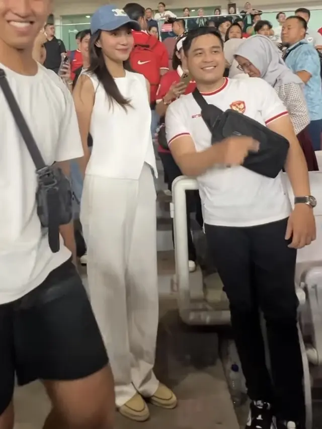 Azizah Salsha Serba Putih  saat Menyaksikan Timnas Indonesia vs Arab. [@darakezia]