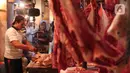 <p>Pedagang daging sapi melayani pembeli di Pasar Senen, Jakarta, Selasa (26/4/2022). Harga sejumlah bahan pangan di Jakarta terpantau mengalami kenaikan jelang Lebaran, di antaranya daging sapi dan ayam. (Liputan6.com/Angga Yuniar)</p>