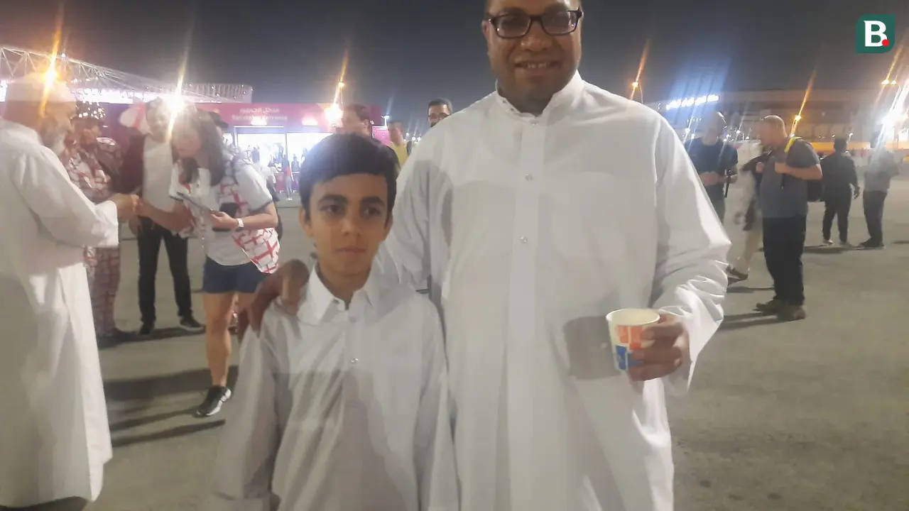 Bagi-bagi Kurma di Depan Stadion Piala Dunia 2022