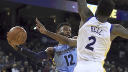Pemain Memphis Grizzlies,Tyreke Evans (kiri) berusaha memberikan umpan saat dibayangi pemain Warriors, Jordan Bell pada laga NBA basketball games di ORACLE Arena, Oakland (20/12/2017). Warriors menang 97-84. (AP/Ben Margot)