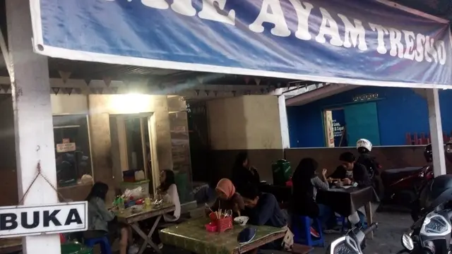 Mi ayam tresno berada di pinggir jalan Kaliurang