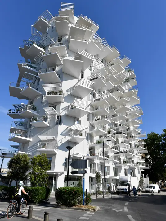 Foto pada 3 Juni 2019 memperlihatkan sebuah bangunan "L'arbre blanc" (White Tree) di Montpellier, Prancis selatan. L' Arbre Blanc yang berarti pohon putih dalam bahasa Prancis memiliki balkon ulir yang berbentuk mirip cabang pohon. (Pascal GUYOT/AFP)
