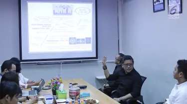 Suasana diskusi Sekjen PDIP Hasto Kristiyanto dengan jajaran ruangguru.com di Jakarta, Jumat (4/5). PDIP bekerja sama dengan ruangguru.com untuk mendidikan para kader partai mendalami nilai-nilai kebangsaan. (Liputan6.com/Herman Zakharia)