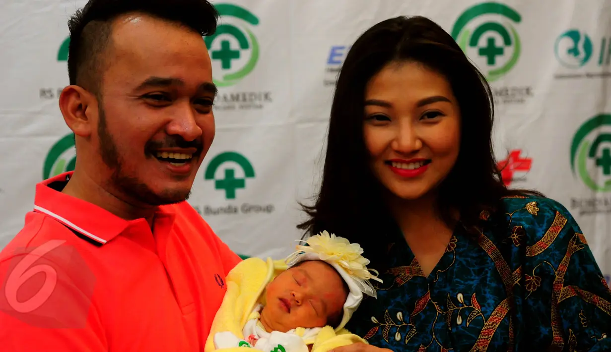 Ruben dan Wendah sepakat memberi nama anak mereka Thalia Putri Onsu, RS Bunda, Jakarta, Minggu (7/6/2015). Ruben mengaku penggemar telenovela ‘Rosalinda’ dengan pemeran utamanya Thalia. (Liputan6.com/Faisal R Syam)
