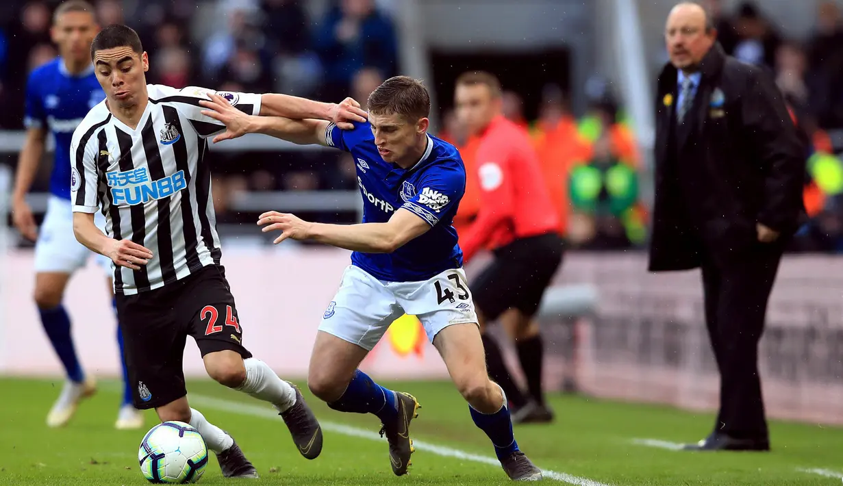 Pemain Newcastle United Miguel Almiron (kiri) berebut bola dengan pemain Everton Jonjoe Kenny dalam lanjutan Liga Inggris pekan ke-30 di St James 'Park, Newcastle, Sabtu (9/3). Newcastle melibas Everton lewat comeback gemilang. (Owen Humphreys/PA via AP)