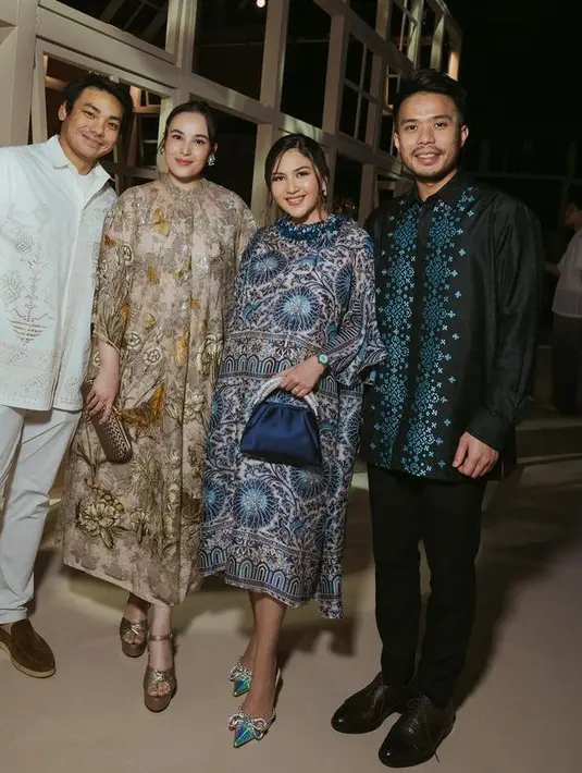 <p>Chelsea Islan mengenakan dress coklat dengan embroidery floral dan kupu-kupu. Sedangkan Rob mengenakan kemeja putih lengan panjang berbordir. [@biyanofficial]</p>