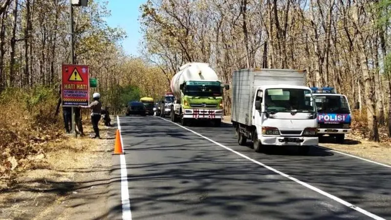 Satlantas Polres Situbondo mulai memasang rambu- rambu  rawan lakalantas di area hutan Taman Nasional Baluran (Istimewa)