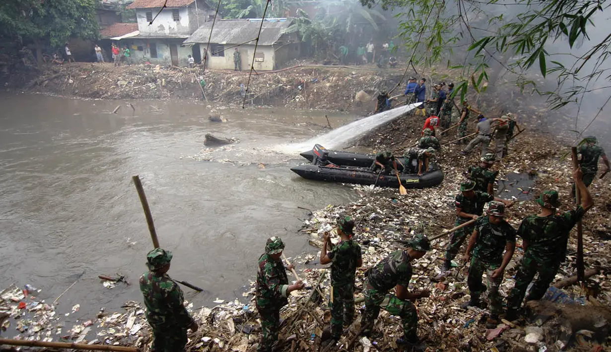 Aksi bersih-bersih Ciliwung ini untuk mengantisipasi banjir pada musim hujan saat ini. Foto diambil pada Selasa (2/12/2014). (Liputan6.com/Faizal Fanani) 
