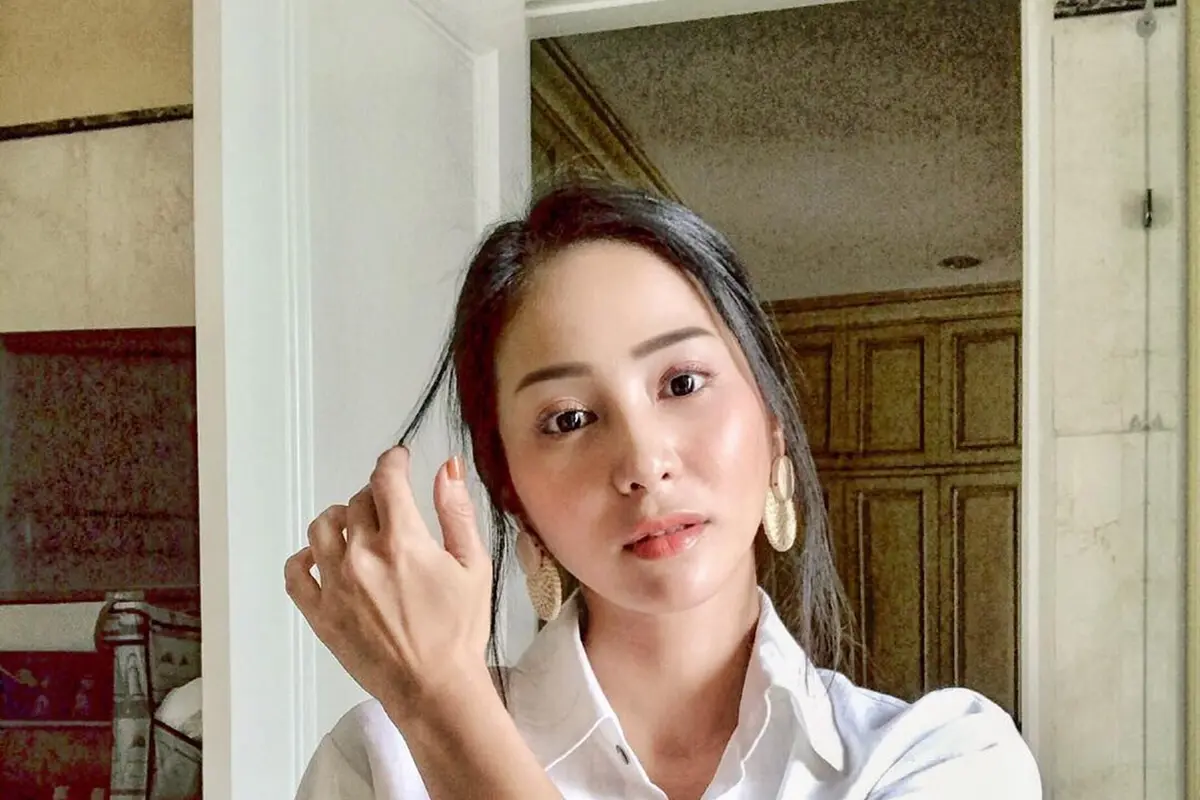 Potret Bunga Zainal Tampil dengan Poni, Manis Bak ABG