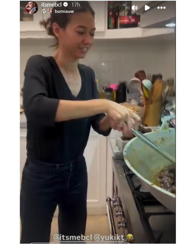 6 Potret keseruan Bunga Citra Lestari siapkan rendang porsi gede untuk menu Idulfitri