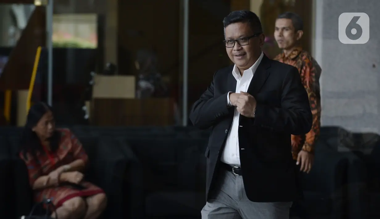 Sekjen PDIP, Hasto Kristiyanto usai menjalani pemeriksaan oleh penyidik di Gedung KPK, Jakarta, Jumat (24/1/2020). Hasto diperiksa sebagai saksi untuk tersangka Saeful merupakan staf Hasto terkait kasus suap penetapan pergantian antar waktu (PAW) anggota DPR 2019-2024. (merdeka.com/Dwi Narwoko)