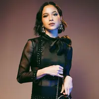 Penampilan Putri Marino di film The Architecture of Love jadi salah satu yang ditunggu tahun. Di Gala Premiere tersebut, Putri Marino cosplay jadi Human Chanel. [@putrimarino]
