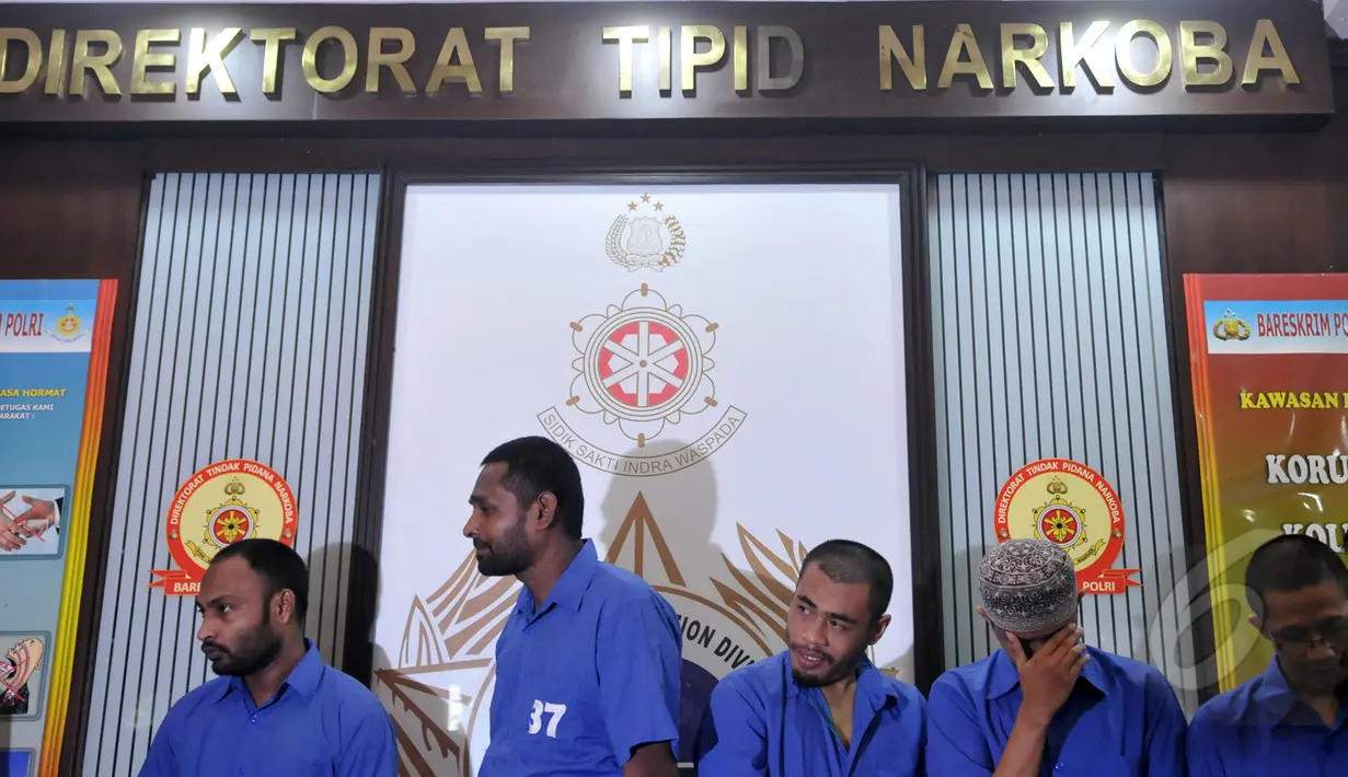 Tampak Lima orang tersangka pengedar sabu yang berhasil diamankan Dir Narkoba Bareskrim Polri Dua di antaranya adalah berasal dari Sri Lanka di Gedung BNN, Jakarta, Selasa (21/4/2015). (Liputan6.com/Johan Tallo)