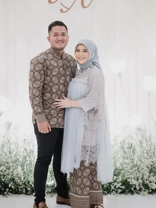 Kesha Ratuliu tampil dengan kebaya lace dengan detail organza di bagian depan, padukan dengan kerudung satin dan bawahan kain batik.  (@kesharatuliu05)