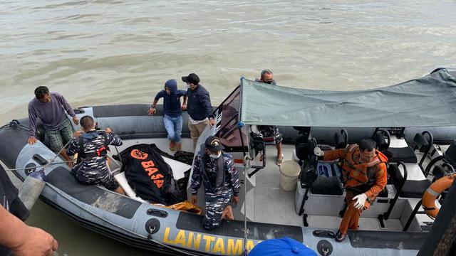 Tim SAR Tarakan Kaltara yang melakukan evakuasi jenasah korban. Foto istimewa