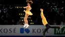 Atlet China, Wenjing Sui dan Cong Han, beraksi dalam Exhibition of Champions Kejuaraan Dunia Figure Skating 2016 di TD Garden, Boston, Massachusetts, AS, (3/4/2016). (AFP/Geoff Robins)