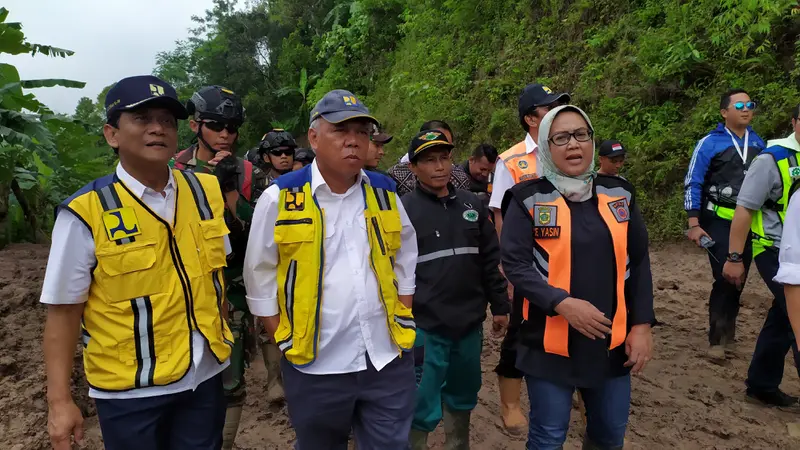 Menteri PUPR Basuki Hadimuljono meninjau lokasi longsor Kecamatan Nanggung dan Sukajaya, Bogor.