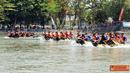 Citizen6, Surabaya: Lomba dayung perahu karet ini diikuti oleh 69 kompi yang berada dijajaran Satlak Pasmar-1 yang dilaksanakan di Sungai Brantas Gunungsari Surabaya dengan jarak tempuh 2000 meter. (Pengirim: Budi Abdillah)
