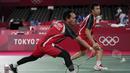 Hendra Setiawan/Mohammad Ahsan menutup hasil positif tim bulu tangkis Indonesia di hari pertama Olimpiade Tokyo 2020. Seluruh 5 partai mampu dimenangkan wakil Indonesia. Empat partai dilalui dengan kemenangan mudah, hanya Praveen/Melati yang harus bersusah payah. (Foto: AP/Dita Alangkara)