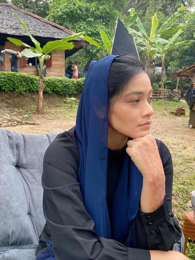 Syuting Makmum 2, Ini 7 Potret Titi Kamal saat Pakai Kerudung