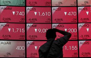 Karyawan melihat layar Indeks Harga Saham Gabungan (IHSG) di Bursa Efek Indonesia, Jakarta, Jumat (22/1/2021). Pada hari ini, IHSG melemah pada penutupan sesi pertama menyusul perpanjangan Pemberlakuan Pembatasan Kegiatan Masyarakat (PPKM). (Liputan6.com/Johan Tallo)