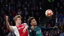 Bek Ajax Amsterdam, Matthijs de Ligt (berebut bola dengan gelandang Tottenham Hotspur, Dele Alli pada laga kedua semifinal Liga Champions 2018/19 di Stadion Johan Cruyff, Rabu (8/5). Tottenham secara dramatis merebut tiket final Liga Champions setelah menaklukkan Ajax 3-2. (Adrian DENNIS / AFP)
