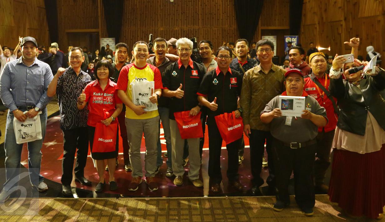 Penyelenggara dan sponsor Torabika Soccer Championship berpose bersama awak media usai menggelar konferensi pers musim kedua Torabika Soccer Championship 2016, Jakarta, Rabu (31/8). (Liputan6.com/Fery Pradolo)