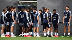 Para pemain Prancis bersiap mengikuti sesi latihan tim di Andorra La Vella (10/6/2019). Prancis akan bertanding melawan timnas Andorra pada grup H Kualifikasi Piala Eropa 2020 di Estadi Nacional d'Andorra. (AFP Photo/Franck Fife)