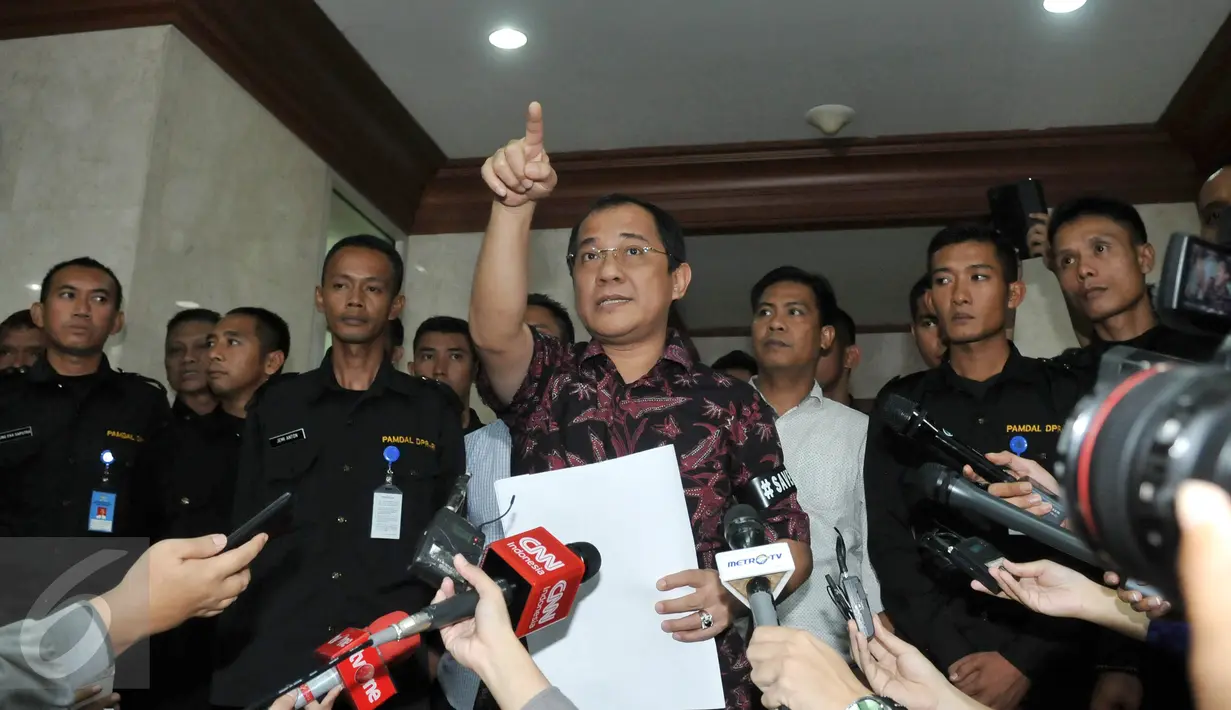 Anggota F-Partai Nasdem DPR Akbar Faizal memberikan keterangan pers terkait penonaktifan dirinya sebagai anggota MKD jelang putusan kasus pelanggaran kode etik Ketua DPR Setya Novanto di Senayan, Jakarta, Rabu (16/12/2015). (Liputan6.com/Johan Tallo) 