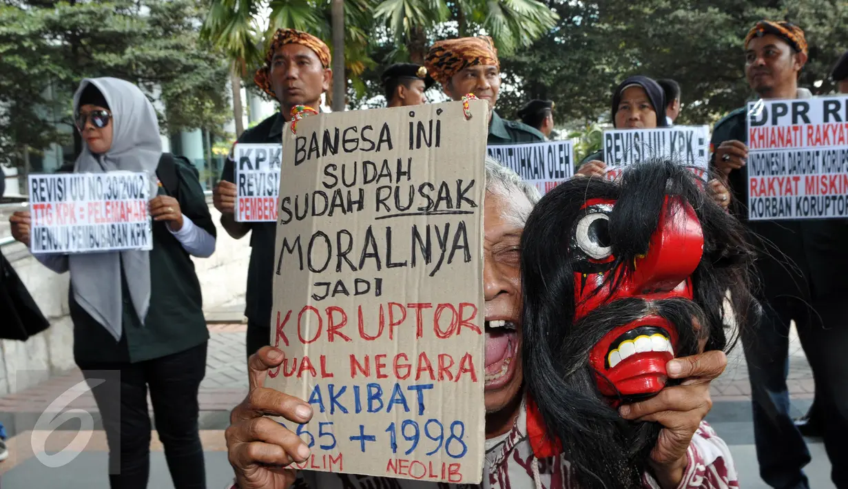 Seorang aktivis membawa sebuah topeng saat aksi di depan gedung KPK, Jakarta, Senin (12/10/2015) Mereka menolak revisi UU no 30 th2002 tentang KPK karena dinilai akan melemahkan KPK. (Liputan6.com/Helmi Afandi)