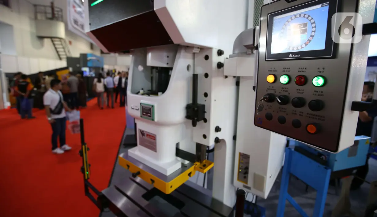 Pengunjung melihat peralatan industri yang dipamerkan  dalam Manufacturing Indonesia 2019 di JIExpo, Kemayoran, Jakarta, Rabu (4/12/2019). Pameran menampilkan beragam teknologi, layanan manufaktur terbaru dan terbaik dari para pemain kunci dibidangnya. (Liputan6.com/Angga Yuniar)