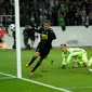 Gawang Barcelona dibobol oleh pemain Borussia Monchengladbach, Thorgan Hazard, pada laga kedua Grup C Liga Champions di Stadion im Borussia-Park, Kamis (29/9/2016) dini hari WIB. (AFP/Odd Andersen)