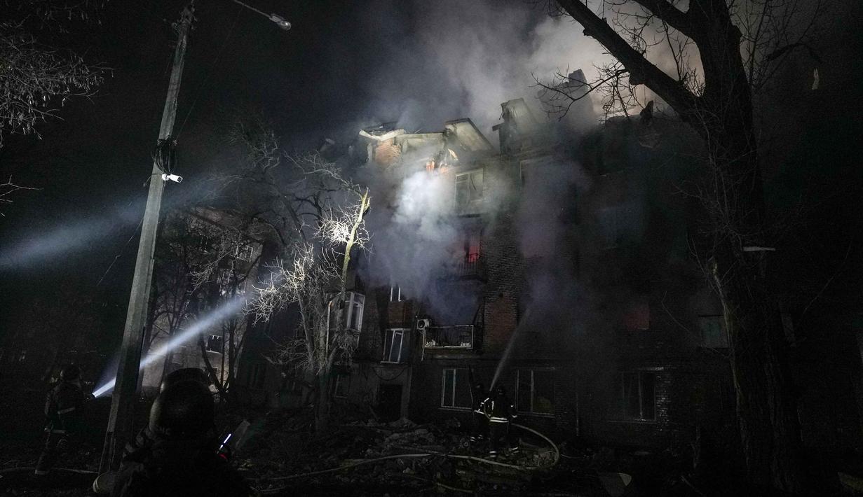 Petugas penyelamat memadamkan api di sebuah bangunan tempat tinggal yang rusak akibat serangan Rusia di Kryvyi Rih, Ukraina, Kamis, 8 Januari 2026. Ukraina melaporkan rentetan serangan udara besar-besaran yang diluncurkan Rusia di berbagai wilayah. (AP Photo/Mykola Myrnyi)