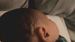 Melahirkan di usia 21 tahun, Yasmine Ow tengah menikmati perannya sebagai seorang ibu. Melalui laman Instagramnya, artis kelahiran Sabah, Malaysia ini kerap ceritakan soal buah hatinya yang menggemaskan. Foto Baby Zayn saat sedang tidur, Yasmine ungkap jika anak pertamanya ini tidak rewel dan ikut bangun pagi bersamaan dengan dirinya. Kini sudah dikaruniai anak, pemandangan pagi hari Yasmine Ow kini berbeda. (Liputan6.com/IG@yxsmine.ow)