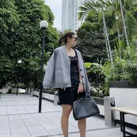 Greysia tempak kasual mengenakan pakaian monokrom, dari jaketnya berwarna abu-abu, inner tanktop hitam. Dan short pants hitamnya. Bahkan ia mengenakan aksesori handbag hitam, sungless, dan sneakers putih. Dok. Instagram @greyspolii