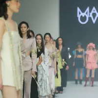 Dewi Fashion Knights gandeng Peggy Hartanto, Aidan & Ice, Sean & Sheila untuk mempresentasikan koleksi luxe ready to wear yang apik di JFW 2023. (Dok Pribadi Fimela/Daniel Kampua).