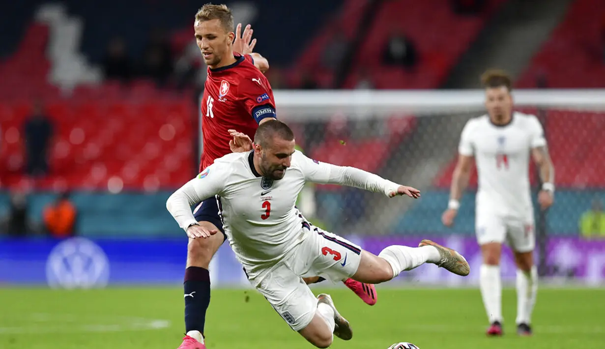 Pemain Republik Ceko Tomas Soucek (kiri) berebut bola dengan pemain Inggris Luke Shaw pada pertandingan Grup D Euro 2020 di Stadion Wembley, London, Selasa (22/6/2021). Inggris menang 1-0. (Justin Tallis, Pool photo via AP)