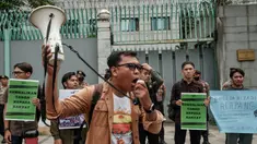 Aktivis berunjuk rasa di depan kedutaan besar China di Jakarta untuk menentang rencana pemerintah untuk mengembangkan pulau Rempang, Selasa (19/6/2023). (Yasuyoshi CHIBA/AFP)
