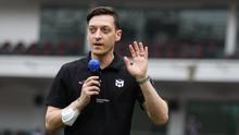 Mesut Ozil saat menghadiri Coaching Clinic yang digelar Concave Indonesia di Stadion Utama Gelora Bung Karno Senayan Jakarta, Kamis (27/5/2022). (Bola.com/Bagaskara Lazuardi).