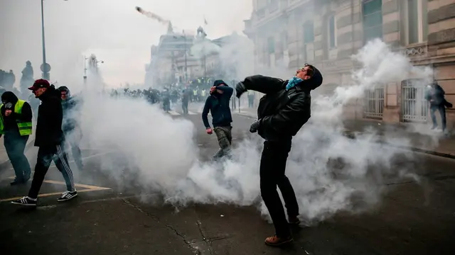 Unjuk rasa kelompok Rompi Kuning kembali terjadi di Prancis, memicu seranagn terhadap kantor-kantor pemerintahan (AFP/Abdul Abeissa)