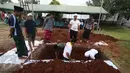 Para santri menggali lubang kubur untuk pemakaman tokoh PBNU KH Hasyim Muzadi di Kompleks Ponpes Al Hikam, Depok, Kamis (16/3). KH Hasyim meninggal dunia lantaran sakit yang dideritanya di Malang pada usia 72 tahun. (Liputan6.com/Immanuel Antonius)