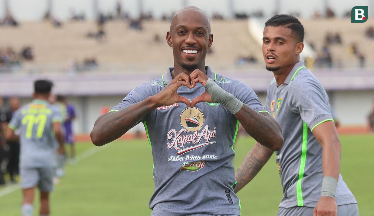 Persebaya Surabaya berhasil menahan imbang tuan rumah Persita Tangerang 1-1 pada laga pekan ke-25 BRI Liga 1 2023/2024 di Stadion Indomilk Arena, Tangerang, Jumat (23/2/2024). Kedua gol dalam laga tersebut dicetak oleh striker Persebaya, Paulo Henrique melalui gol bunuh diri yang sempat membuat unggul tuan rumah Persita Tangerang pada masa injury time babak pertama dan gol penyeimbang kedudukan dicetaknya pada menit ke-76. (Bola.com/M Iqbal Ichsan)