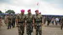 Menhan Jenderal TNI (Purn) Ryamizard Ryacudu (tengah) berjalan bersama Dankormar Mayjen TNI (Mar) A. Faridz Washington (kiri) dan Kasal Laksamana TNI Marsetio di Lapangan Apel Marinir Cilandak, Jakarta, (9/12/2014). (Liputan6.com/Helmi Fithriansyah)