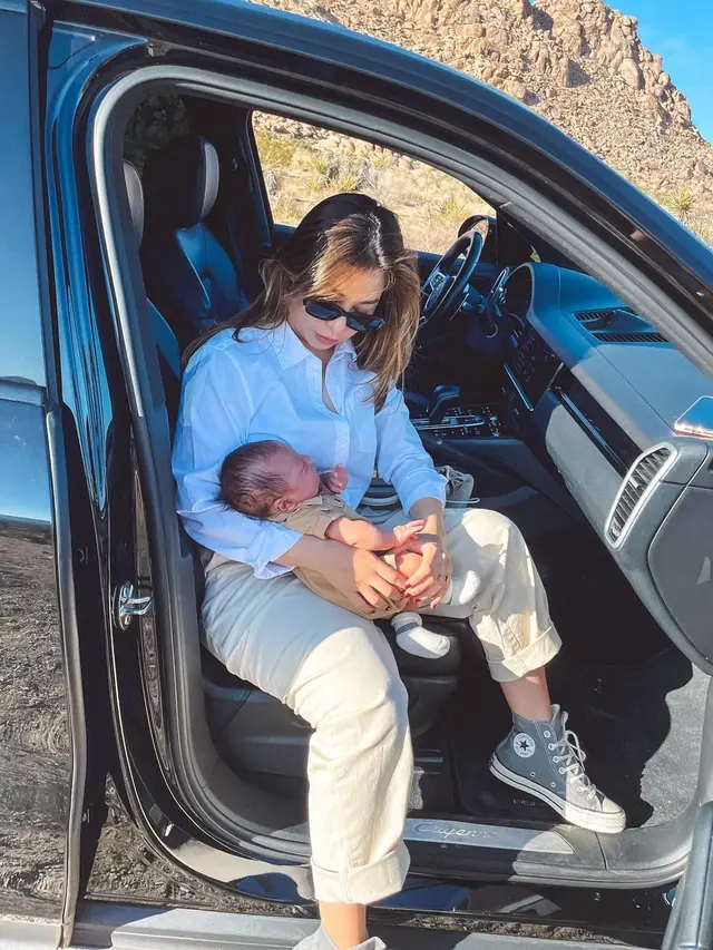 6 Potret Gaya Nikita Willy saat Momong Baby Izz, Tampil Stylish dan Modis