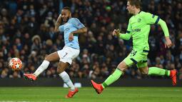 Aksi Raheem Sterling pada leg kedua, babak 16 besar Liga Champions yang berlangsung di Stadion Etihad, Manchester, Rabu (13/3). Man City menang 7-0 atas Schalke. (AFP/Oli Scarff)