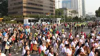 Srikandi Milenial menggelar flash dance di Car Free Day (CFD) kawasan Thamrin, Jakarta, Minggu (29/9/2019). Kegiatan ini dalam rangka mewujudkan energi positif bagi masyarakat. (Liputan6.com/Herman Zakharia)