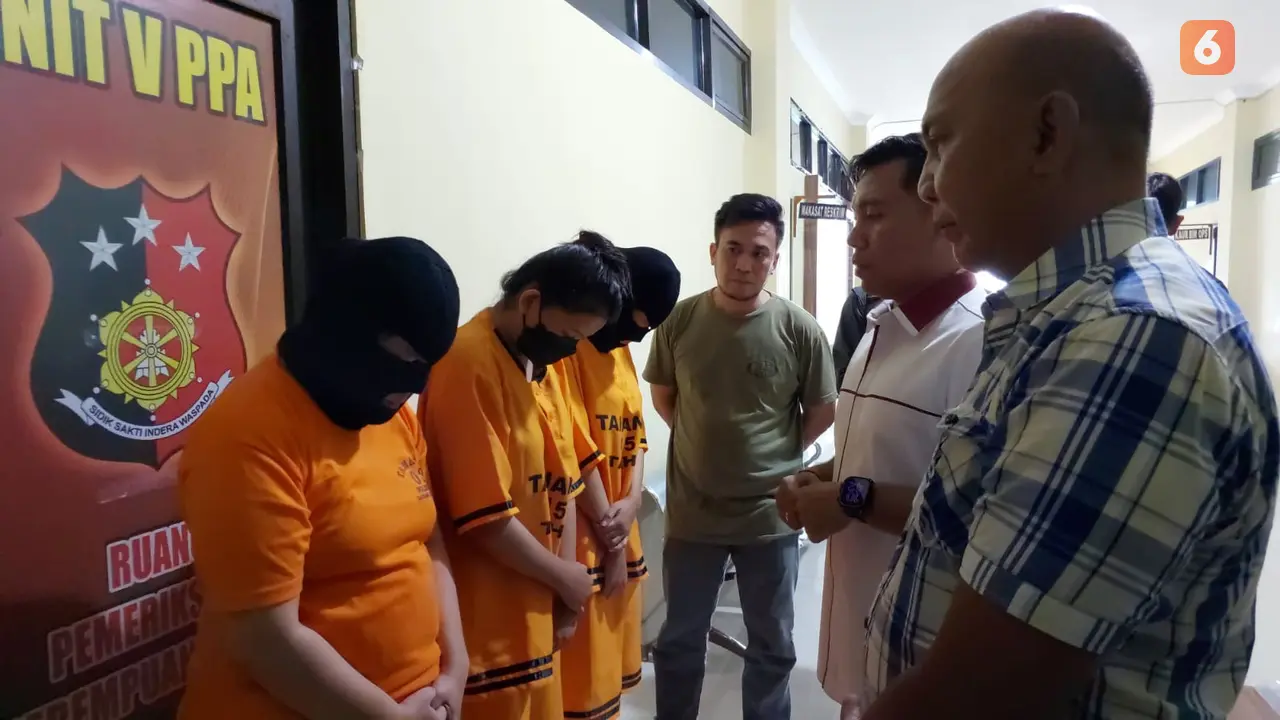 Tiga tersangka yang mempekerjakan anak di bawah umur sebagai PSK di Bandar Lampung dengan modus dibelikan Iphone diringkus. Foto : (Liputan6.com/Ardi)
