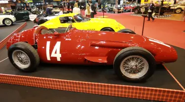 Sebuah mobil Maserati 250-F dari tahun 1954 dipajang dalam pameran Retromobile Paris Expo di Porte de Versailles di Paris, Prancis (6/2). Dalam pameran ini ratusan kendaraan klasik dan retro ditampilkan. (AFP Photo/Jacques Demarthon)